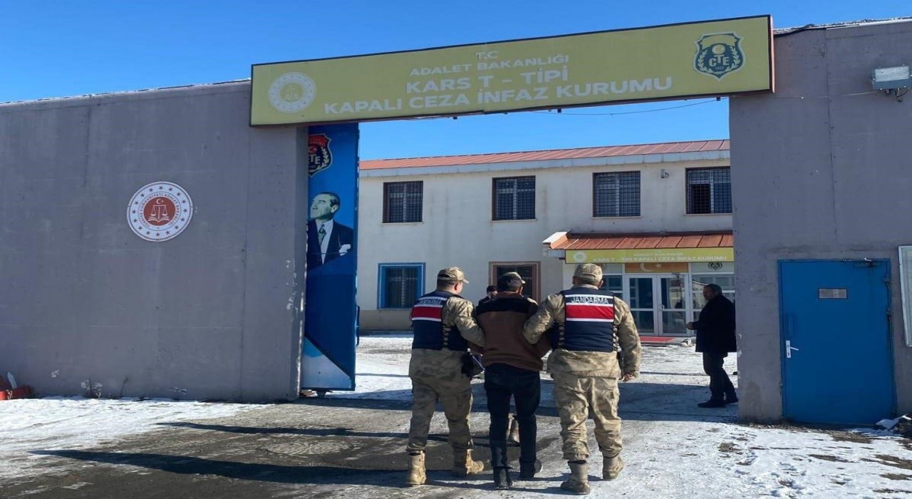 Karsta 4 yıl hapis cezası bulunan 2 kişi yakalandı