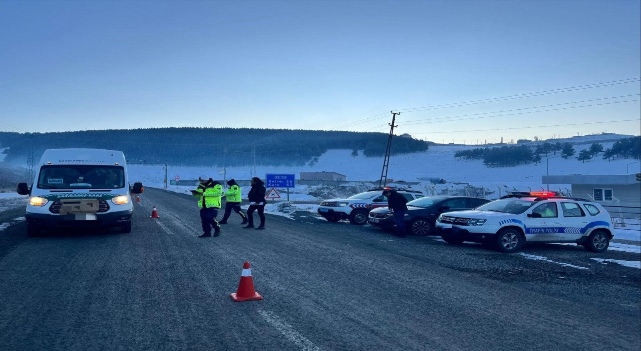 Karsta jandarma, şok yol uygulamalarını sürdürüyor