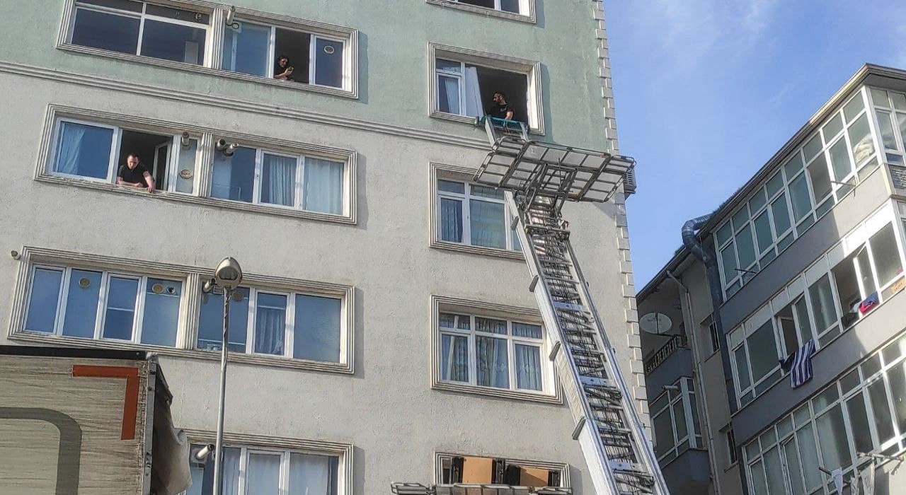 Kartalda çatlaklar oluşan 7 katlı bina tahliye edildi