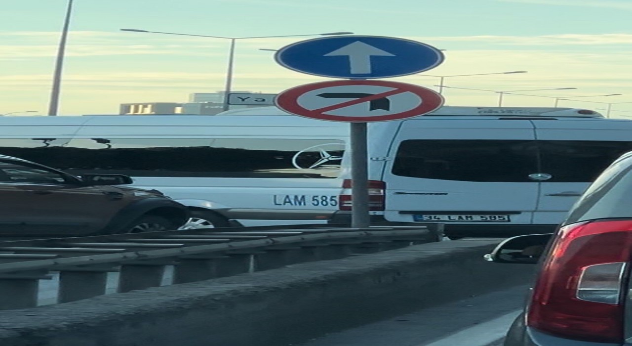 Kartalda servis sürücülerinden trafiği tehlikeye atan hareket