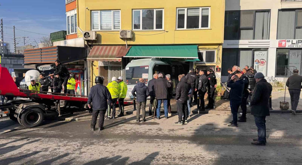 Kartalda yolcu minibüsü kuaföre girdi: 3 yaralı