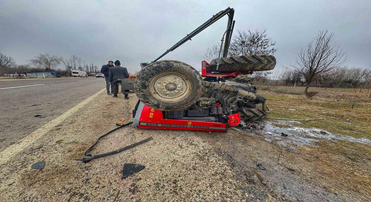 Kastamonuda minibüsle çarpışan traktör devrildi: 3 yaralı