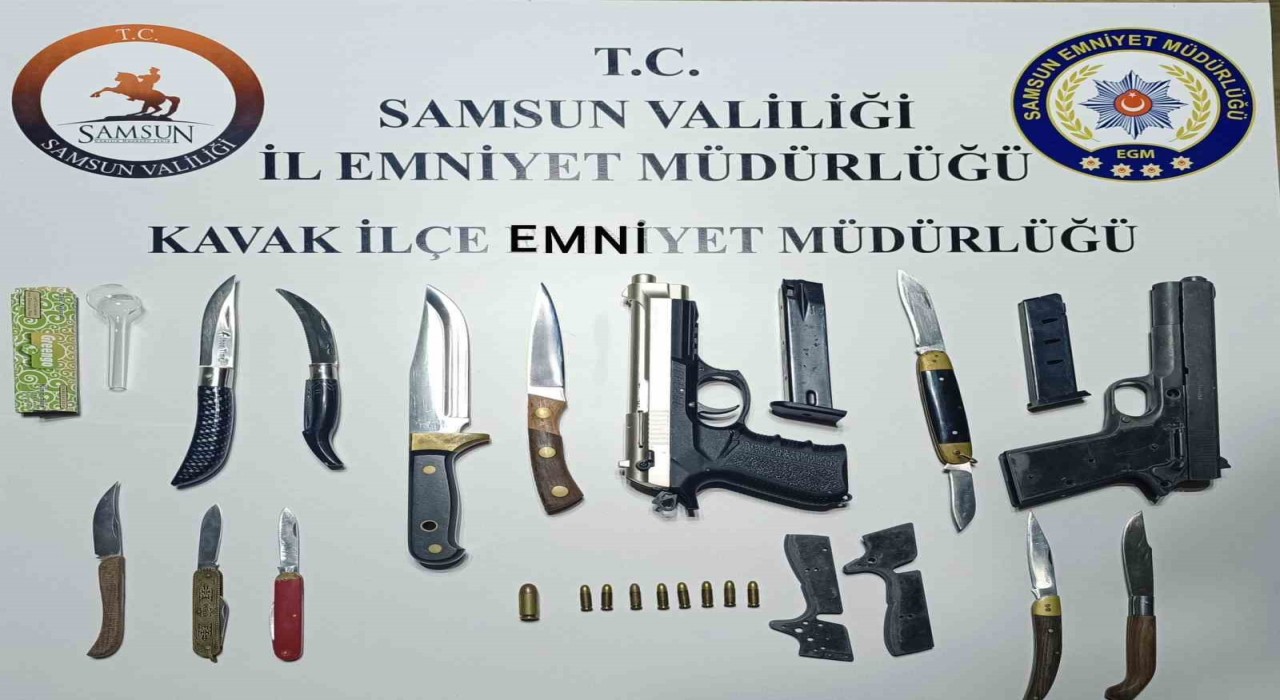 Kavakta ruhsatsız tabanca ele geçirildi