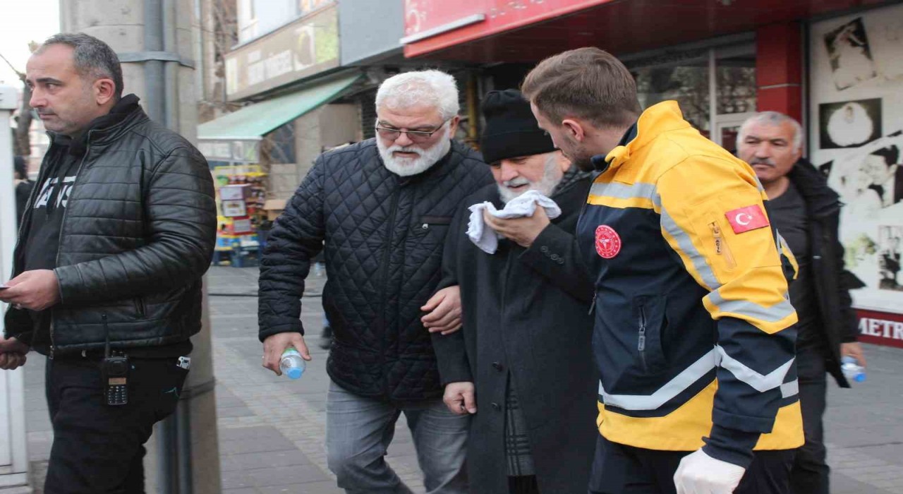 Kayseride 4 katlı binada yangın: 11 kişi dumandan etkilendi