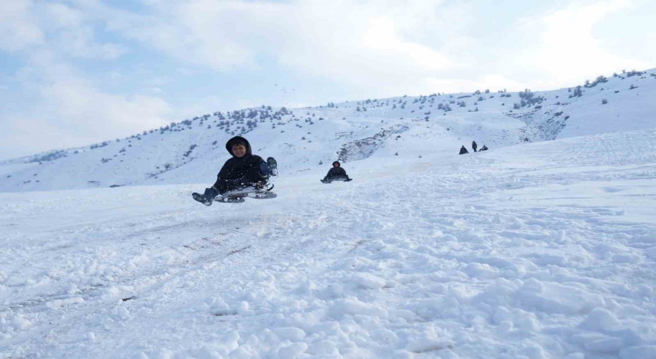Kendi pistlerinde kayan Muşlu çocukların eğlenceli anları