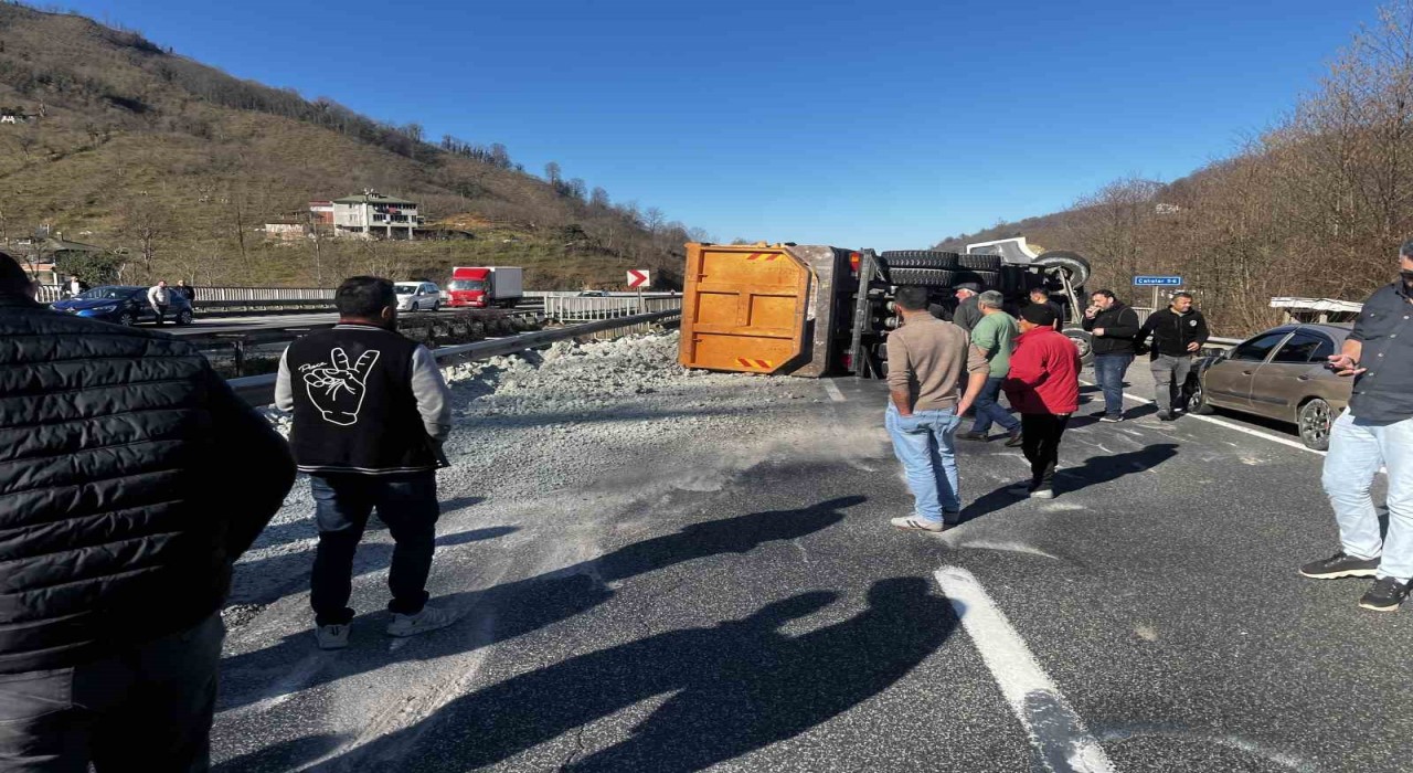 Kil yüklü kamyon devrildi, sahil yolu bir saat ulaşıma kapandı: 1 yaralı