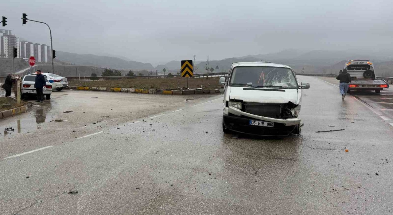 Kırıkkalede minibüs ile otomobil çarpıştı: 3 yaralı