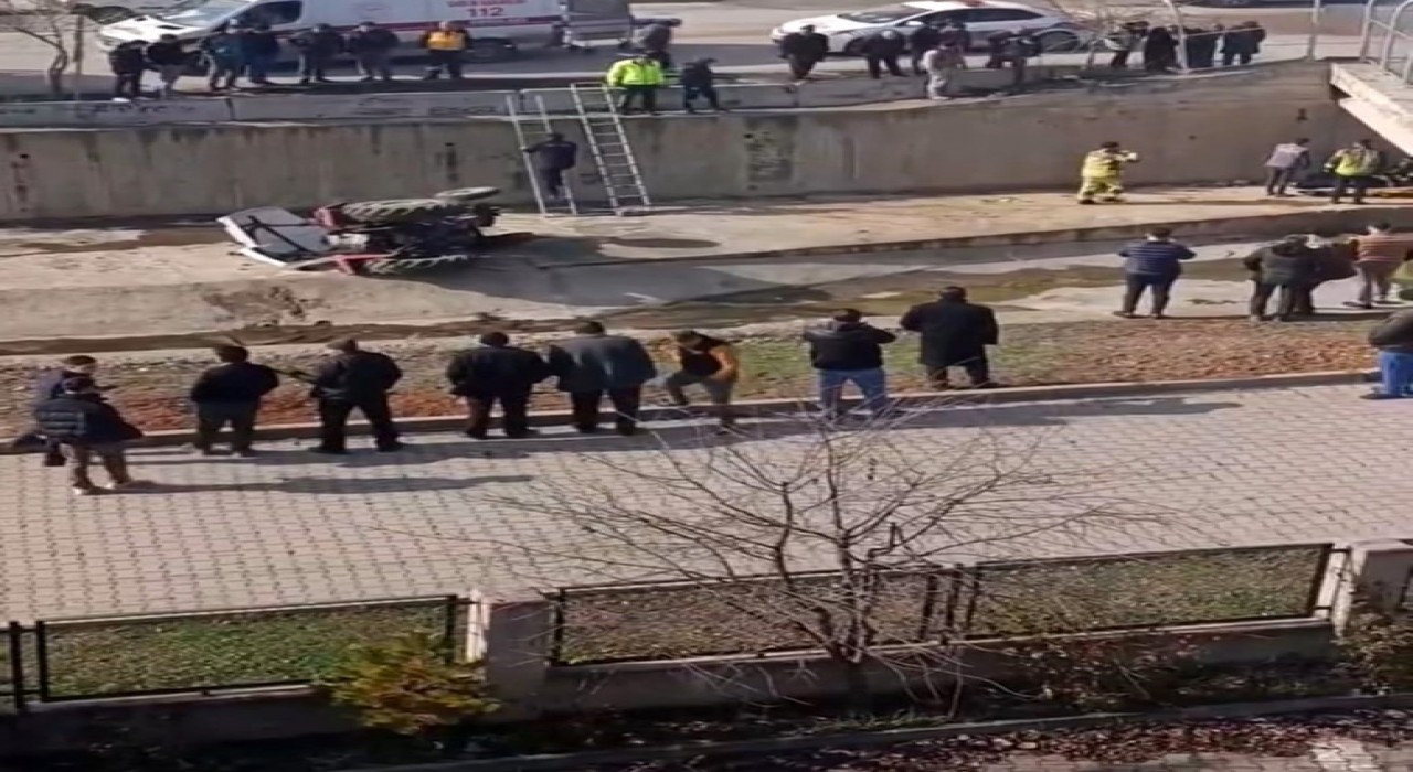 Kontrolden çıkan traktör çaya uçtu: 1 yaralı