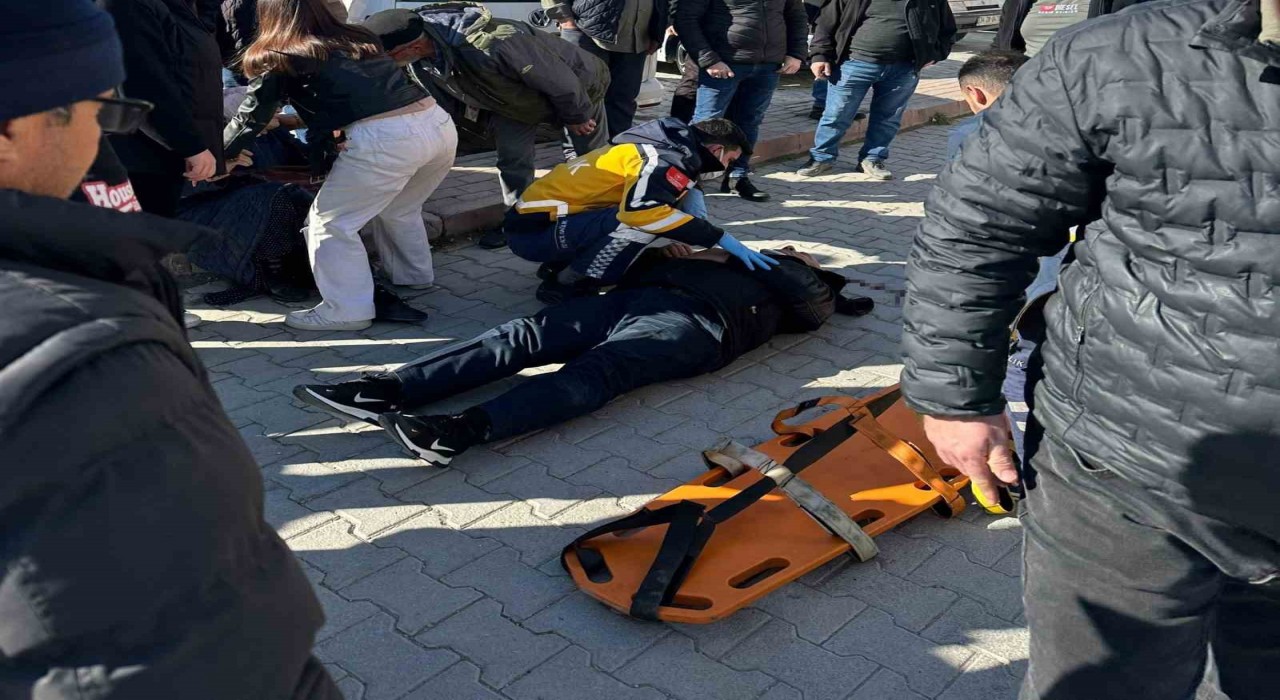 Konyada otomobille çarpışan motosikletteki 2 kişi yaralandı