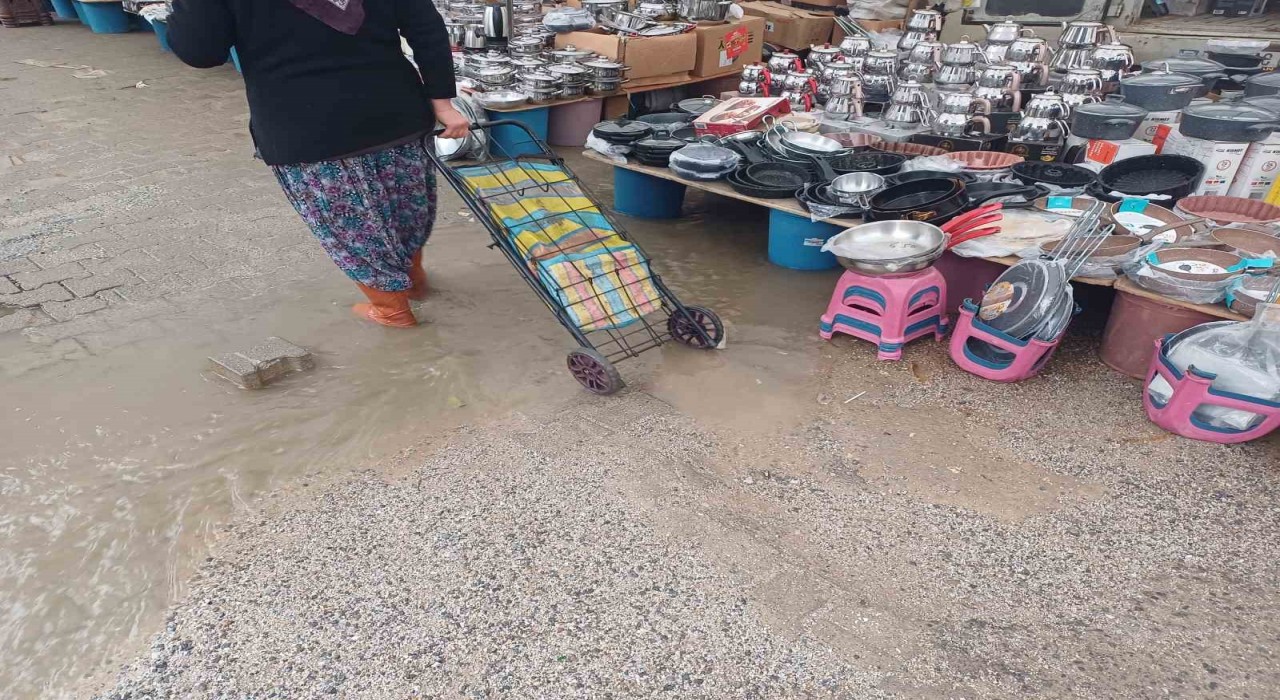 Köşk halkı çamur içinde alışverişten kurtulmak için Belediye Başkanı Gülere seslendi