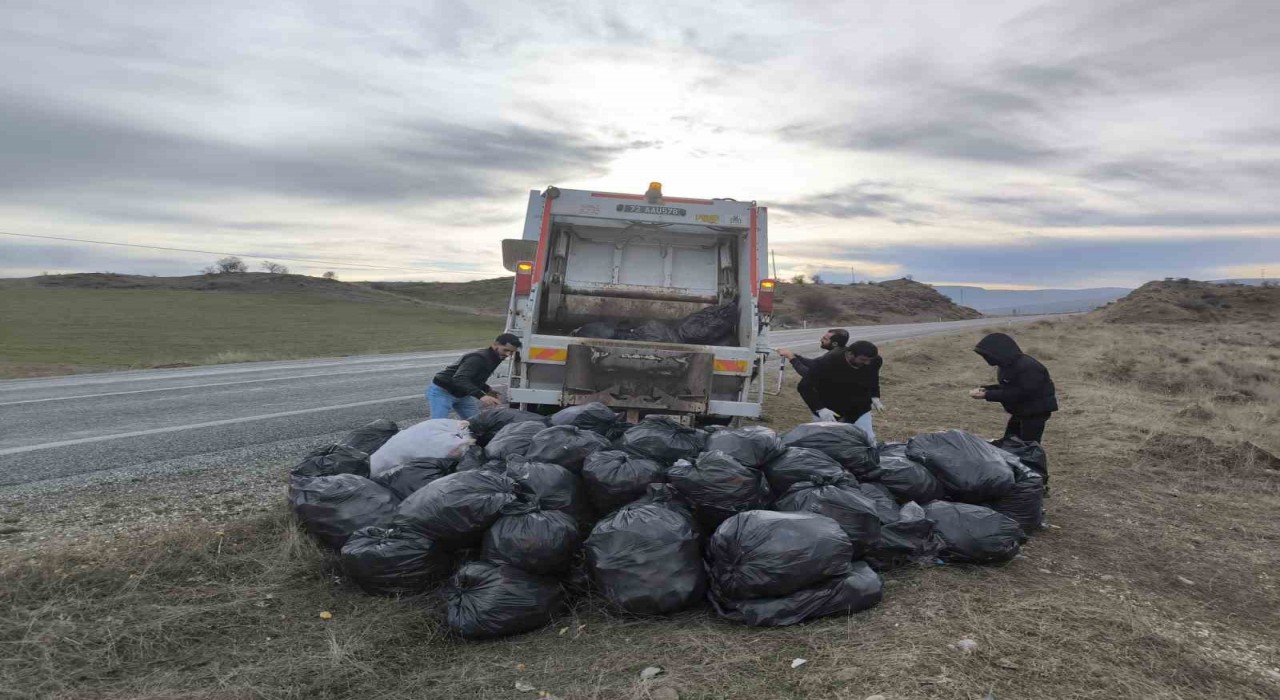 Kozlukta bir haftada ana yol kenarından 20 ton çöp temizlendi