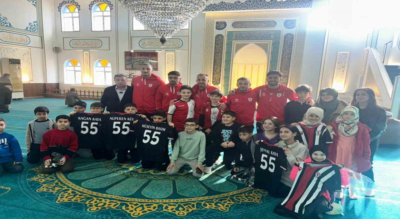 Kuran kursunu tamamlayan çocuklara futbolculardan sürpriz