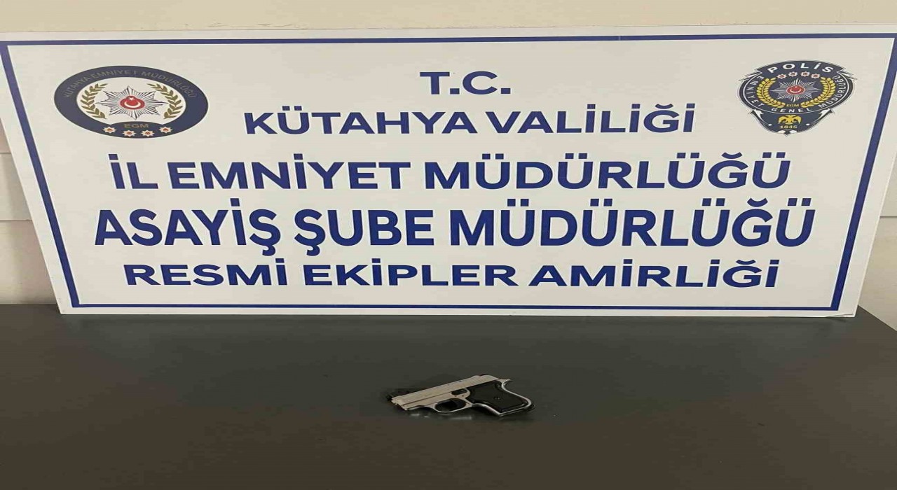 Kütahyada cezaevi firarisi yakalandı, üzerinde ruhsatsız tabanca ele geçirildi
