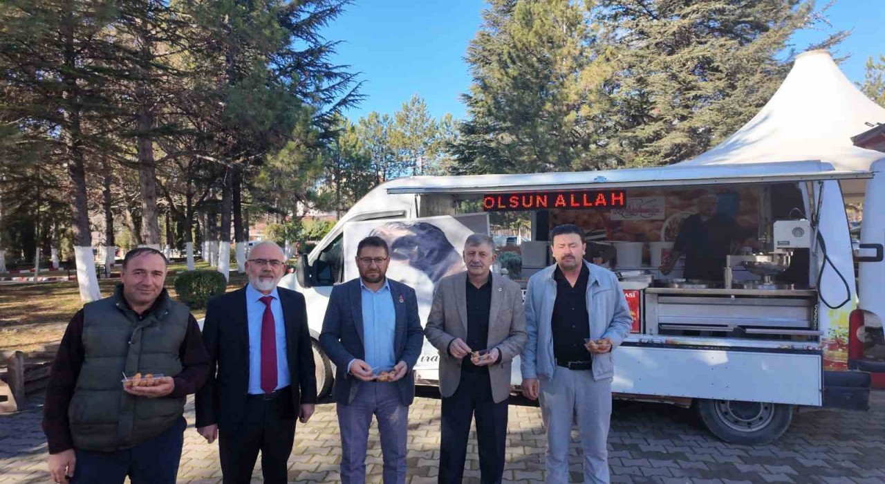 Kütahyada Ferdi Tayfur hayranları merhum sanatçı için lokma döktürdü