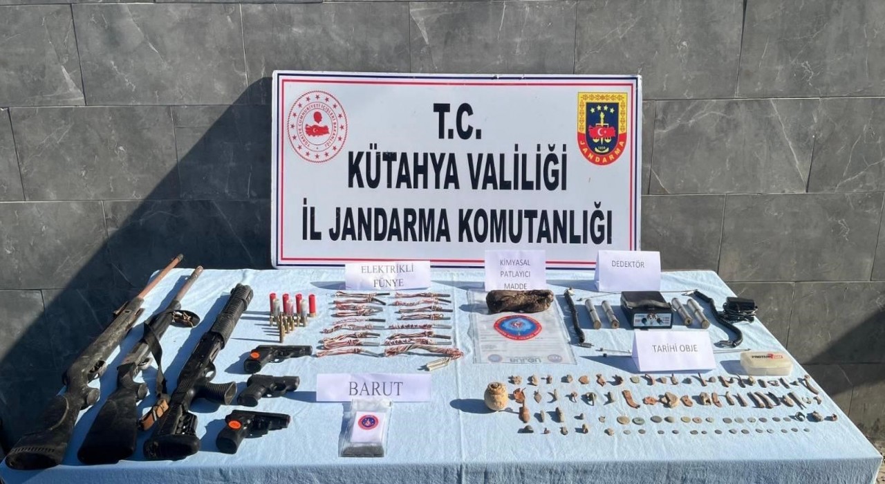 Kütahyada tarihi eserler ve patlayıcı madde ele geçirildi