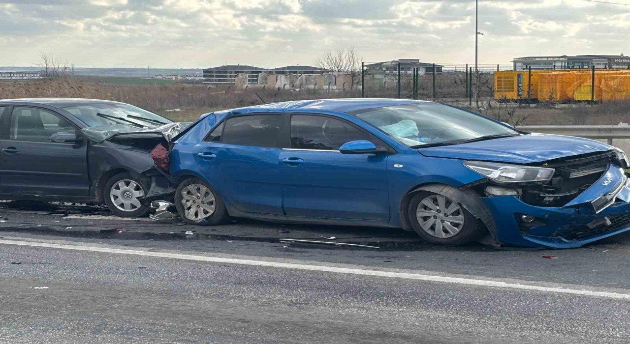 Lüleburgazda 4 otomobil zincirleme kaza yaptı: 2 yaralı