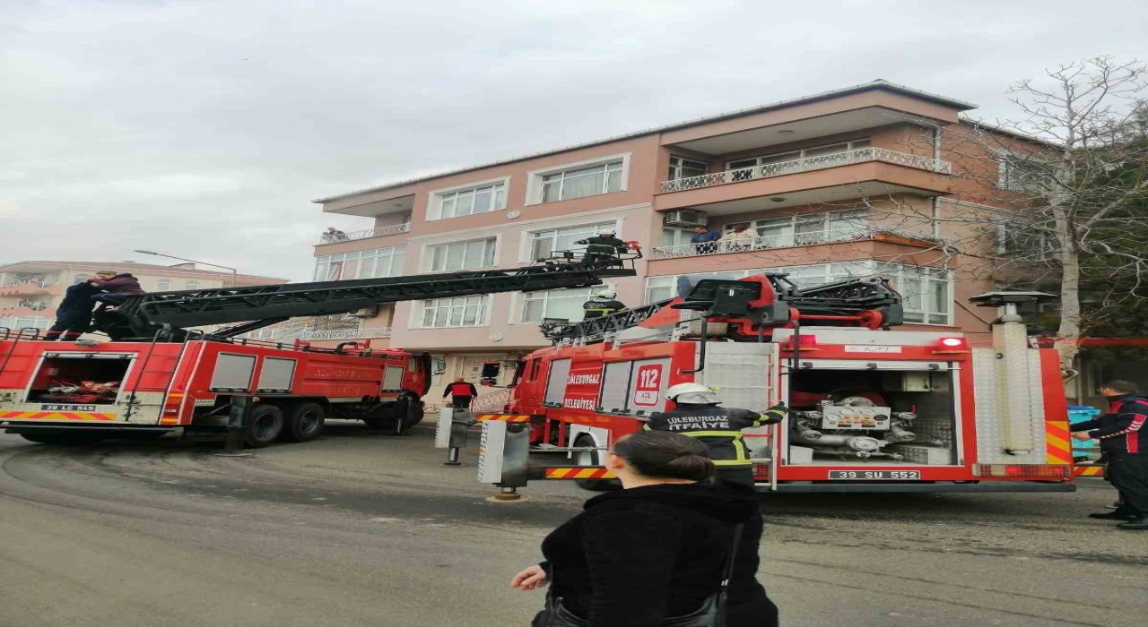 Lüleburgazda yangın: Vatandaşlar itfaiye merdivenleriyle kurtarıldı