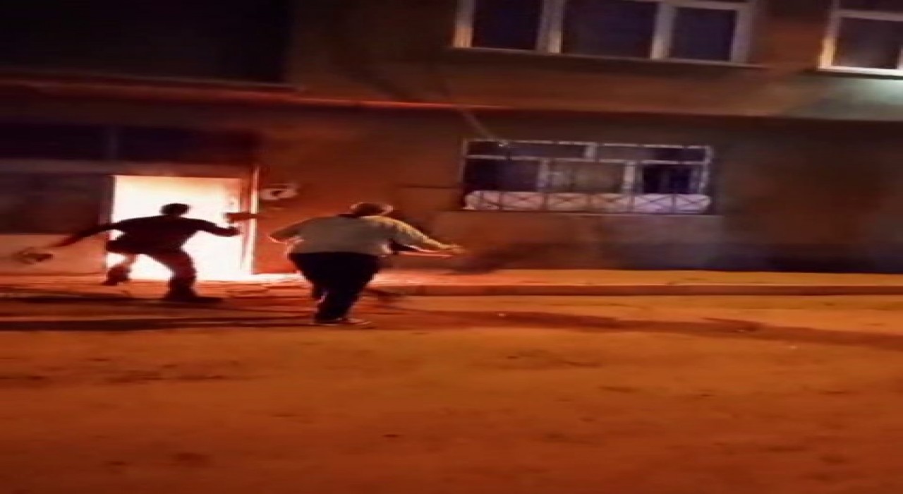 Mahalle sakinleri binada çıkan yangını kum ve taş ile söndürmeye çalıştı