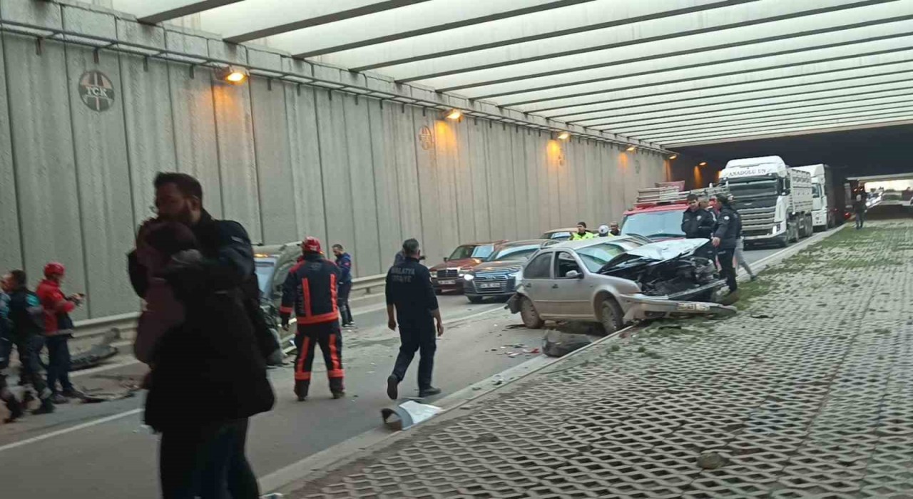 Malatyada 4 araç birbirine girdi: 7 yaralı