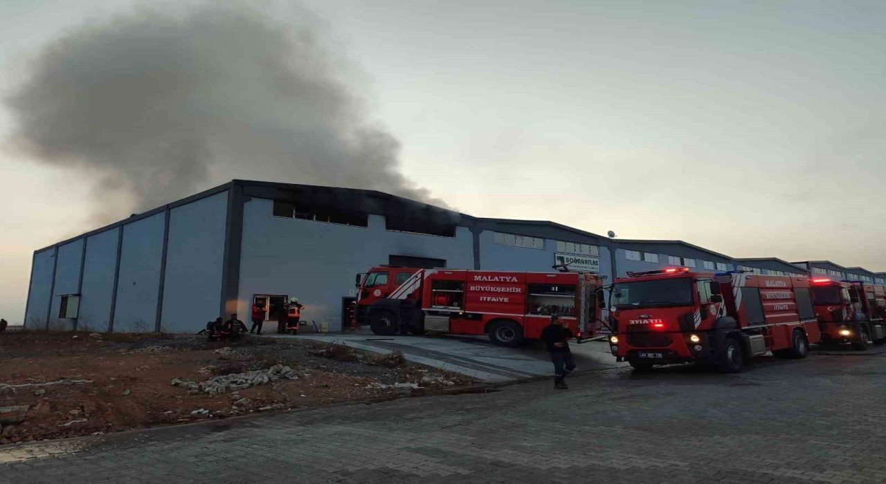 Malatyada çıkan yangında fabrikada büyük hasar oluştu