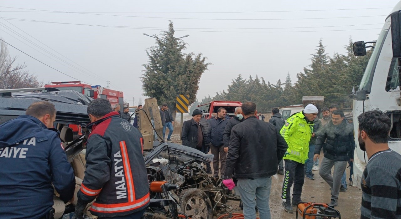 Malatyada kamyon ile hafif ticari araç çarpıştı: 3 yaralı