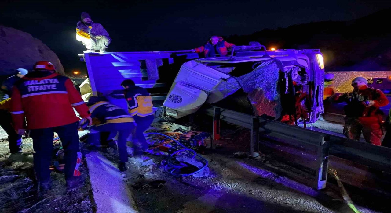 Malatyada tır şarampole devrildi: 2 ölü, 1 yaralı