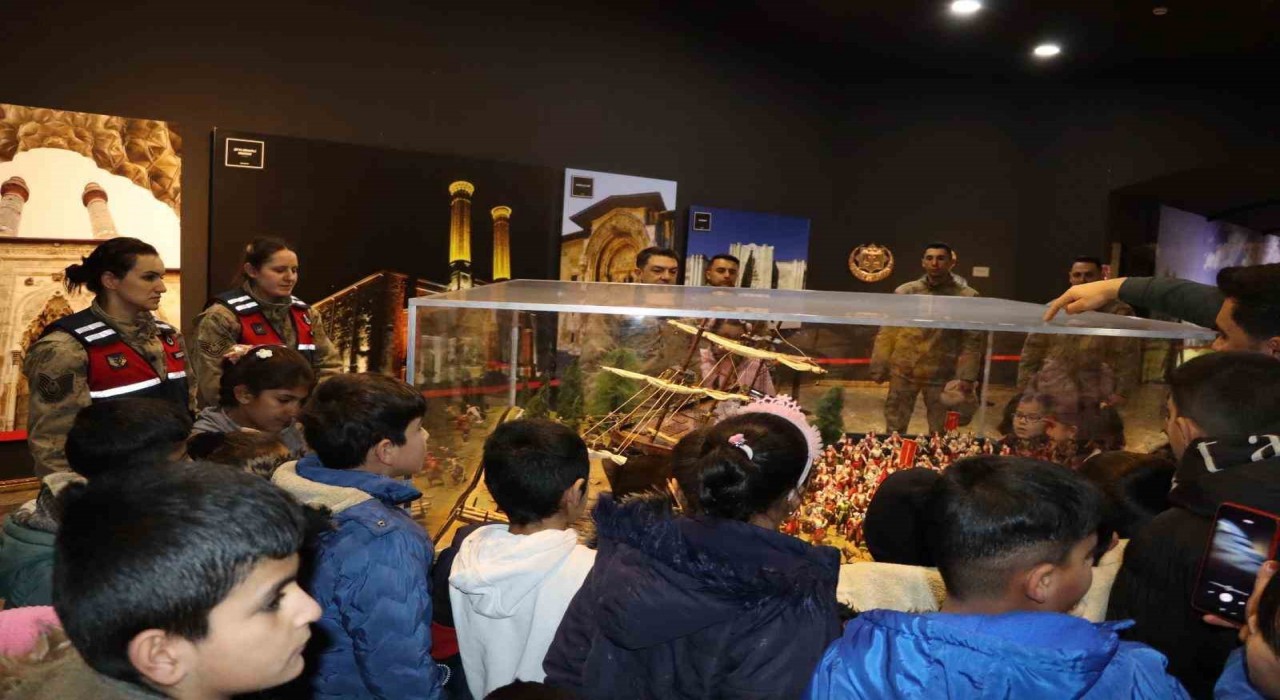 Malazgirtte jandarmadan öğrencilere yönelik tarih ve kültür gezisi