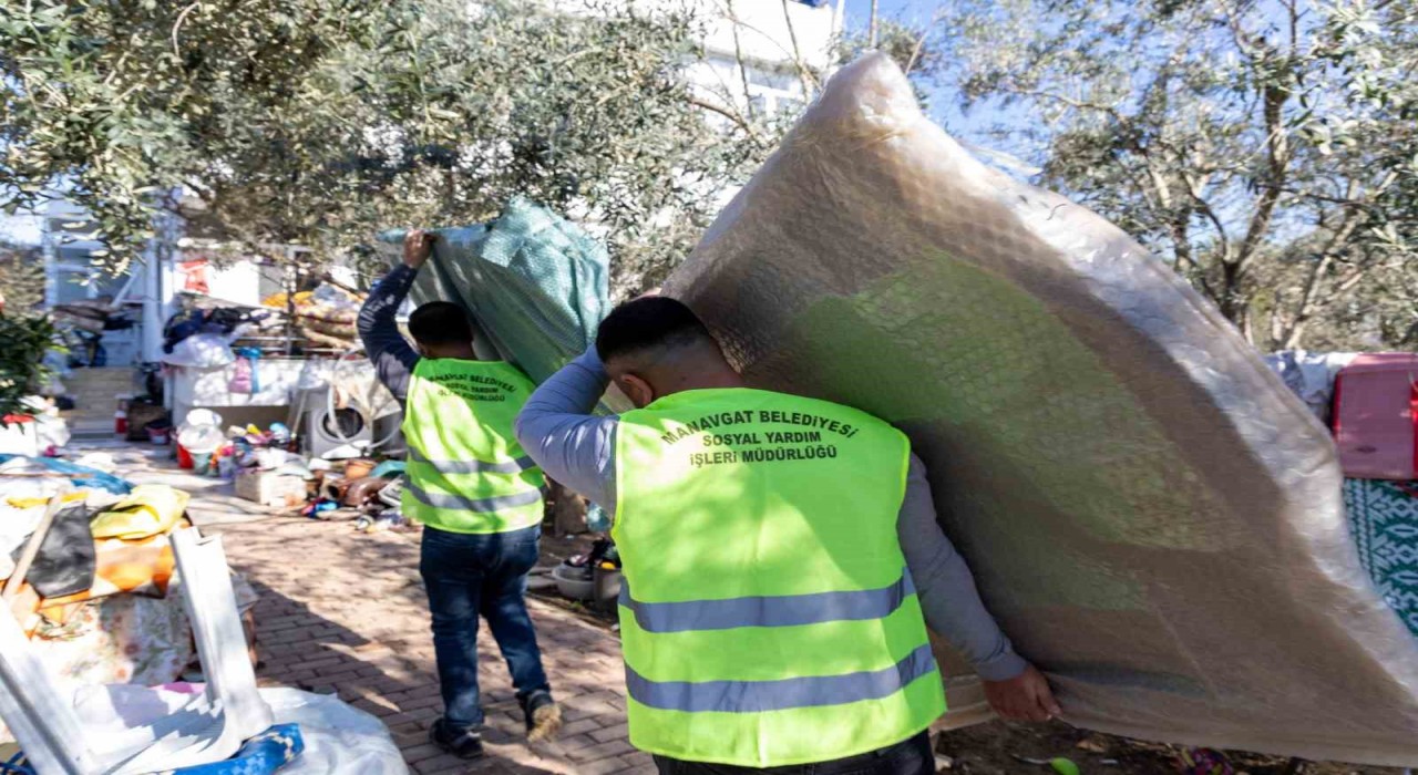 Manavgat Belediyesinden selden etkilenen vatandaşlara mobilya ve beyaz eşya yardımı