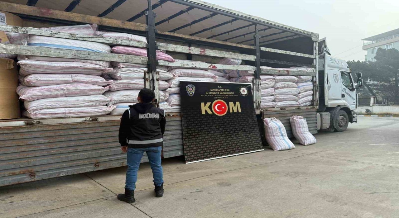 Manisada bir tır dolusu tütün ve gümrük kaçağı sigara ele geçirildi