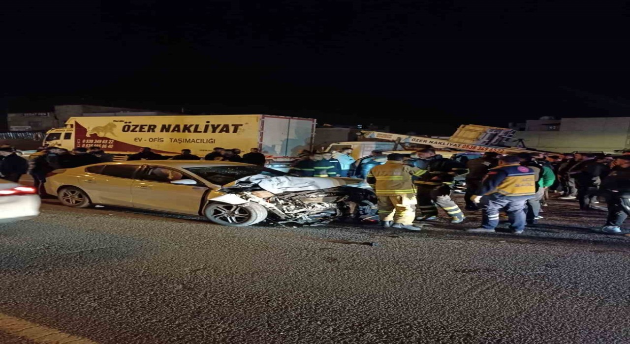 Mardinde otomobil ile hafif ticari aracın çarpıştı: 3 yaralı