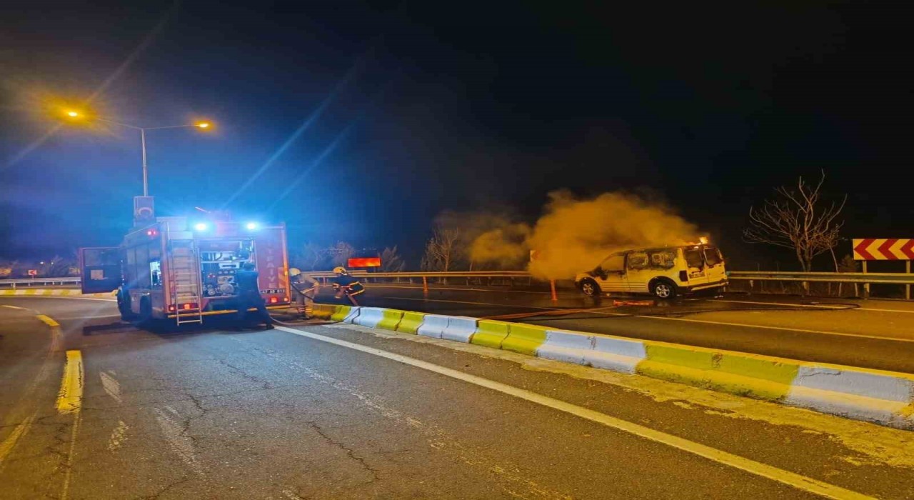Mardinde seyir halindeki ticari araç alevlere teslim oldu