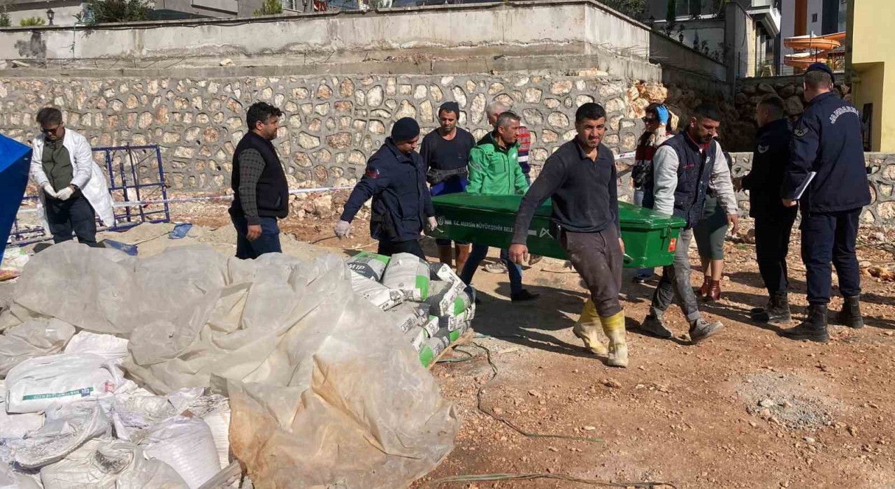 Mersinde 8. kattan düşen işçi hayatını kaybetti