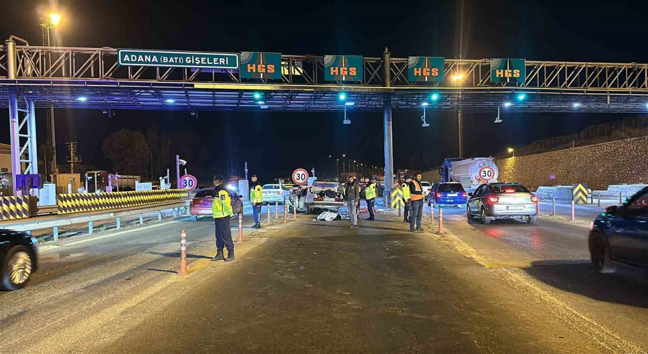 Mersinde otomobil otoyol gişelerinde beton bariyerlere çarptı: 2 ölü, 5 yaralı