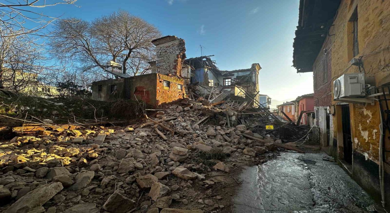 Milasta tarihi ev çöktü, olay anı güvenlik kameralarına yansıdı