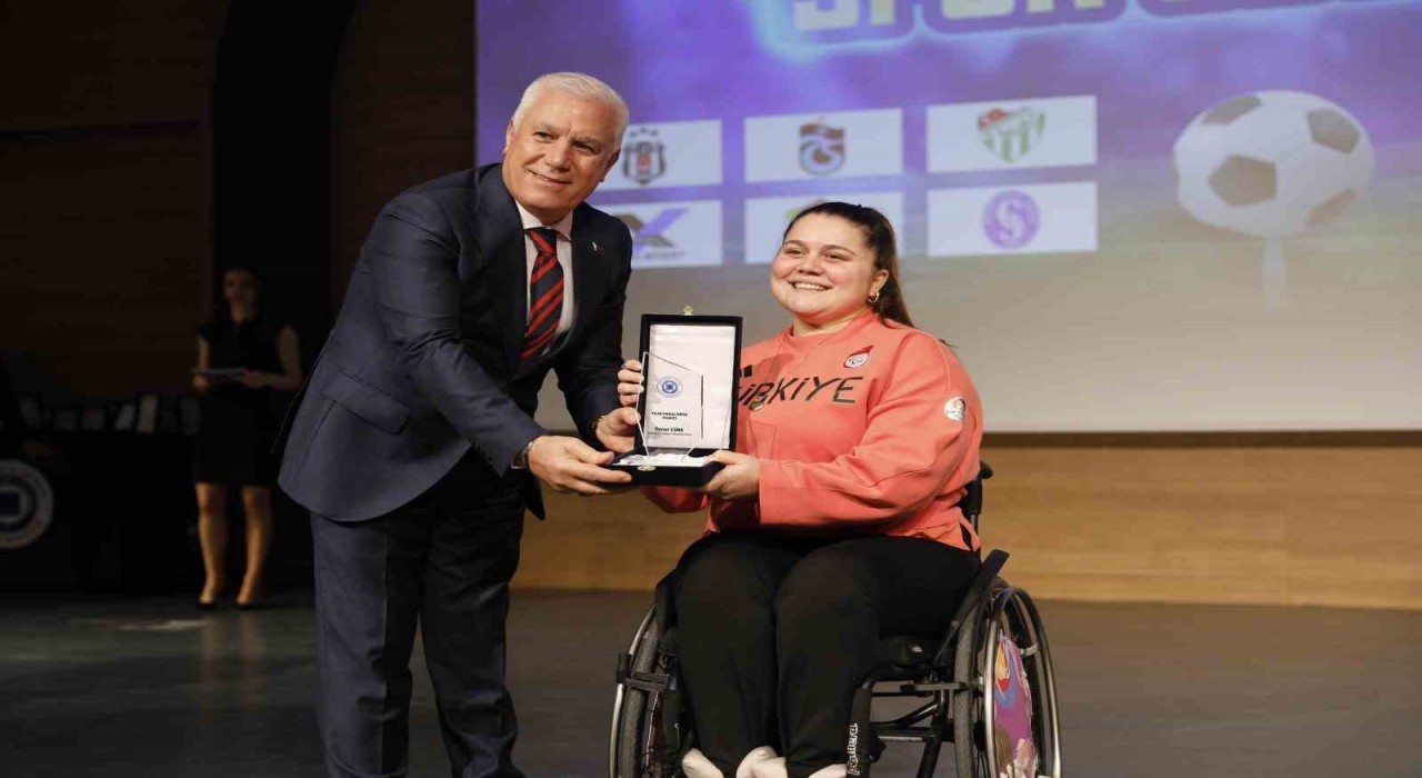 Milli okçu Öznur Cüre Girdi, Yılın Paralimpik Kadın Sporcusu seçildi