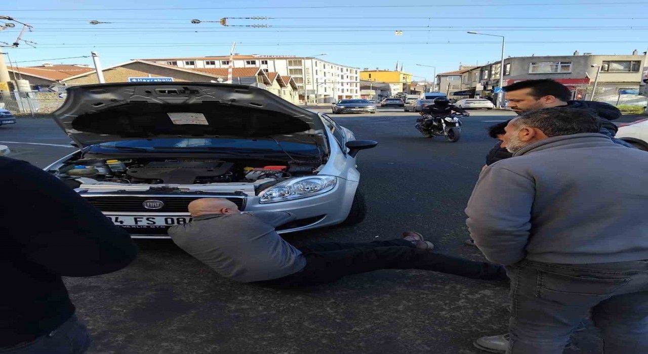 Motora sıkışan kedi kurtarıldı