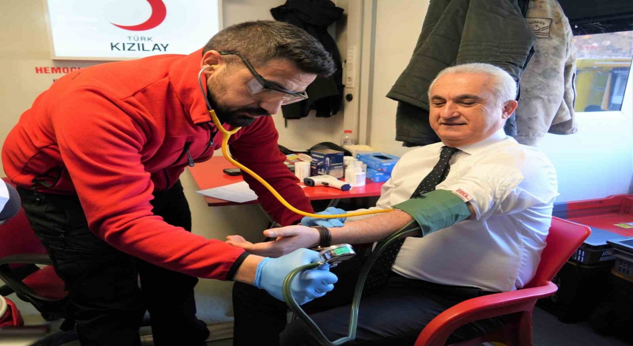 Muş Valisi Çakırdan kan bağışı kampanyasına destek