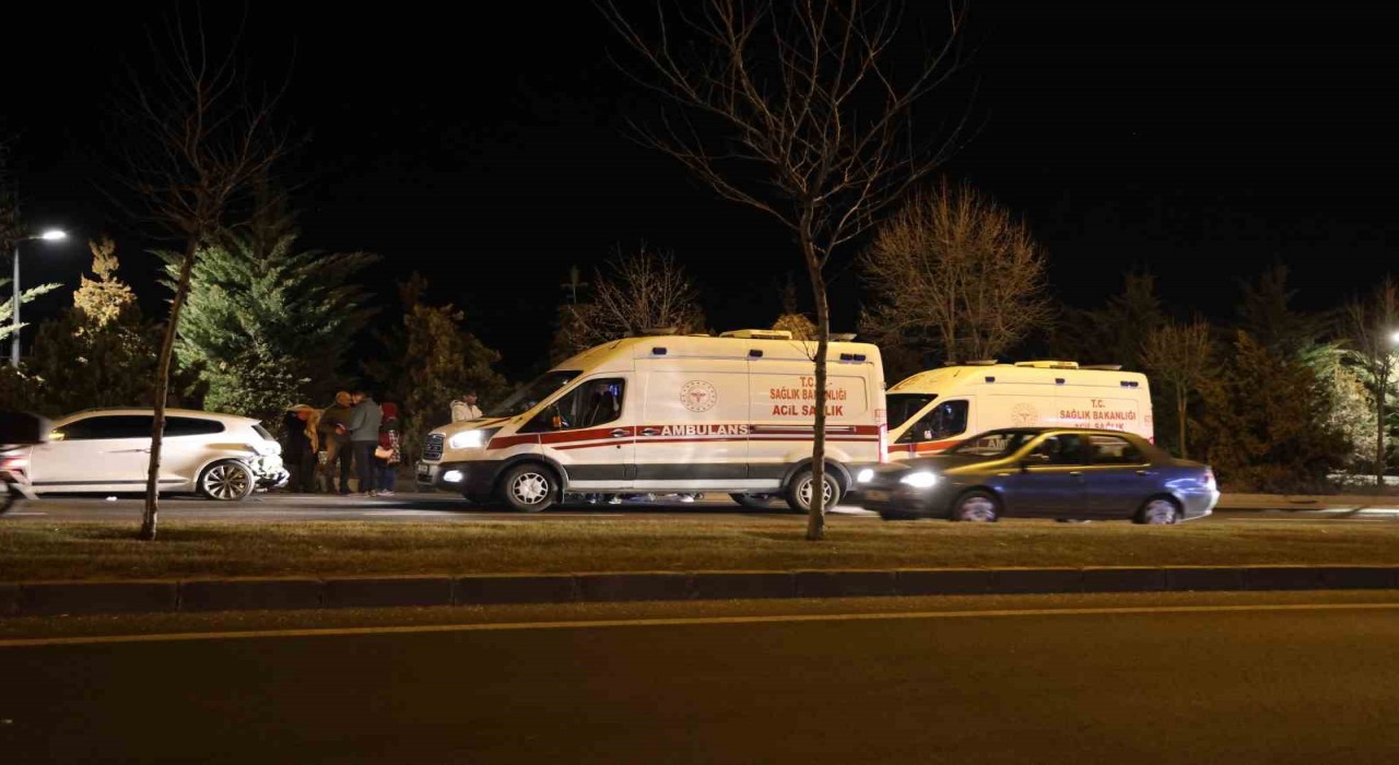 Nevşehirde alkollü sürücü önünde duran araca çarptı: 2 yaralı