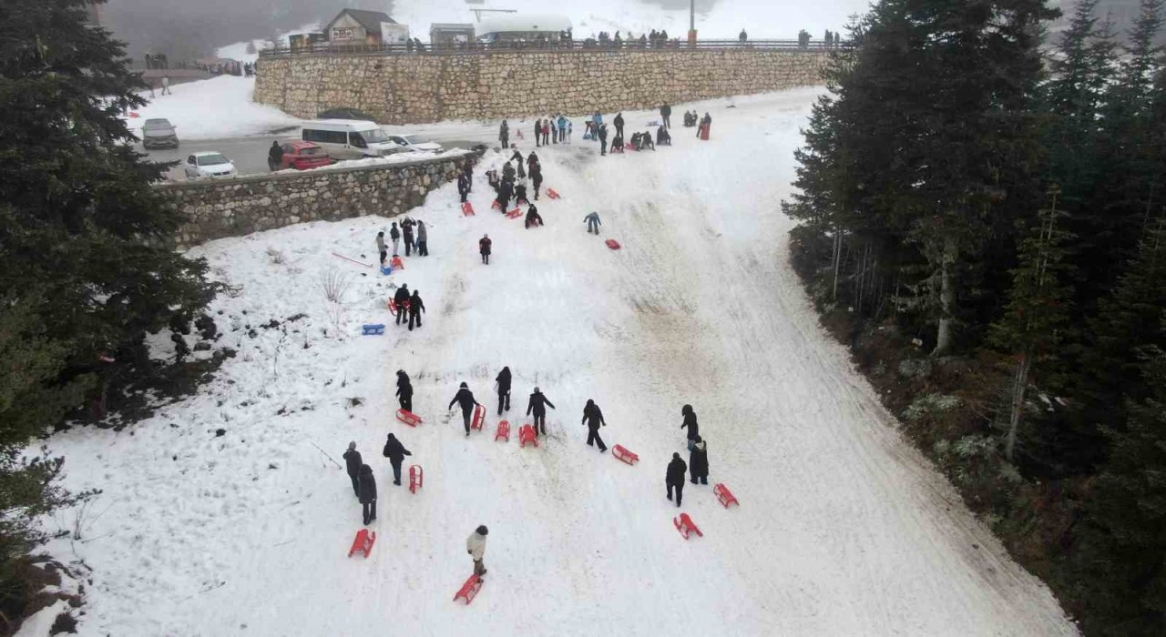Öğrenciler okul stresini Ilgaz Dağında kızakla kayarak attı