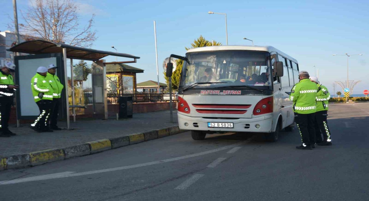 Orduda ayakta yolcu taşıyan dolmuş sürücüleri denetlendi