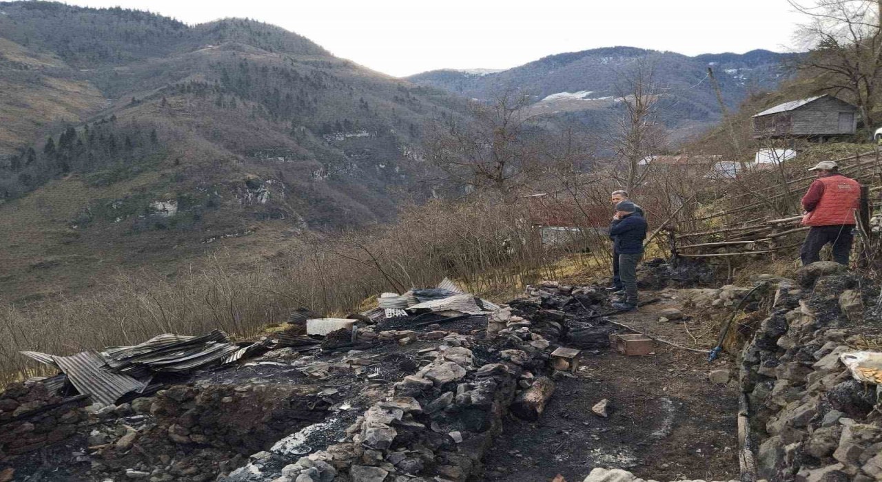 Orduda yangında ahşap ev küle döndü