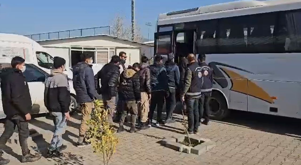 Osmaniye’de Tır Dorsesinde 39 Kaçak Göçmen Yakalandı