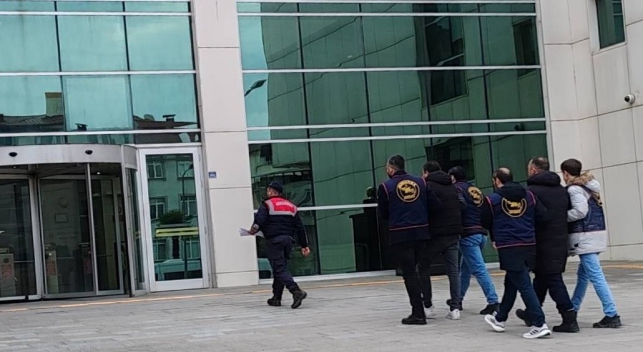 Otobüs durağına ateş ederek zarar veren 2 şüpheliye adli kontrol