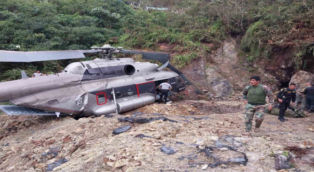 Peruda polis helikopteri dağlık alana acil iniş yaptı