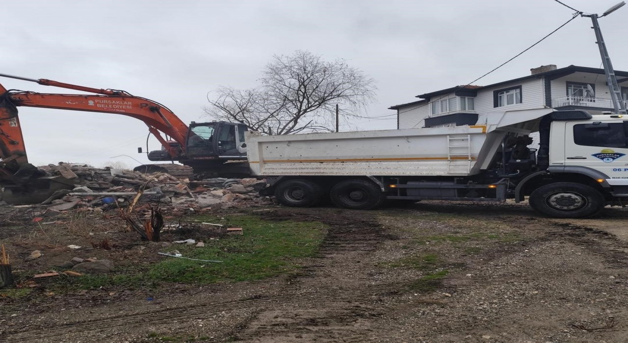 Pursaklar Belediyesi metruk yapıları yıkıyor
