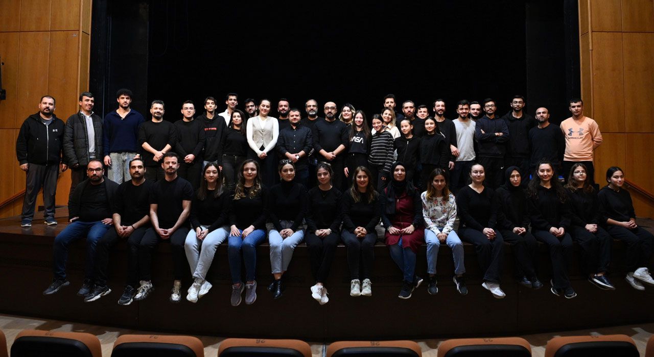 Sahne Maraş Tiyatro Okulu Öğrencileri Seyirciyle Buluşuyor