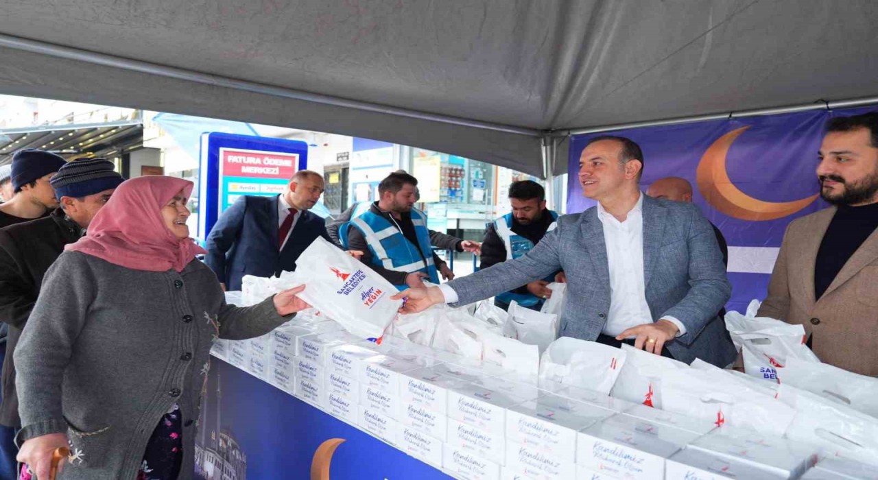 Sancaktepe Belediyesinden vatandaşlara kandil simidi ikramı