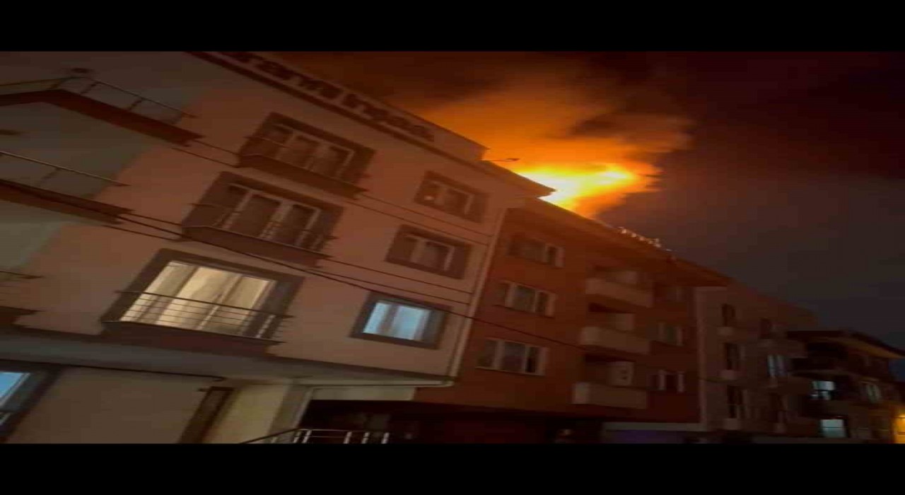 Sancaktepede 3 katlı binanın çatısında korkutan yangın
