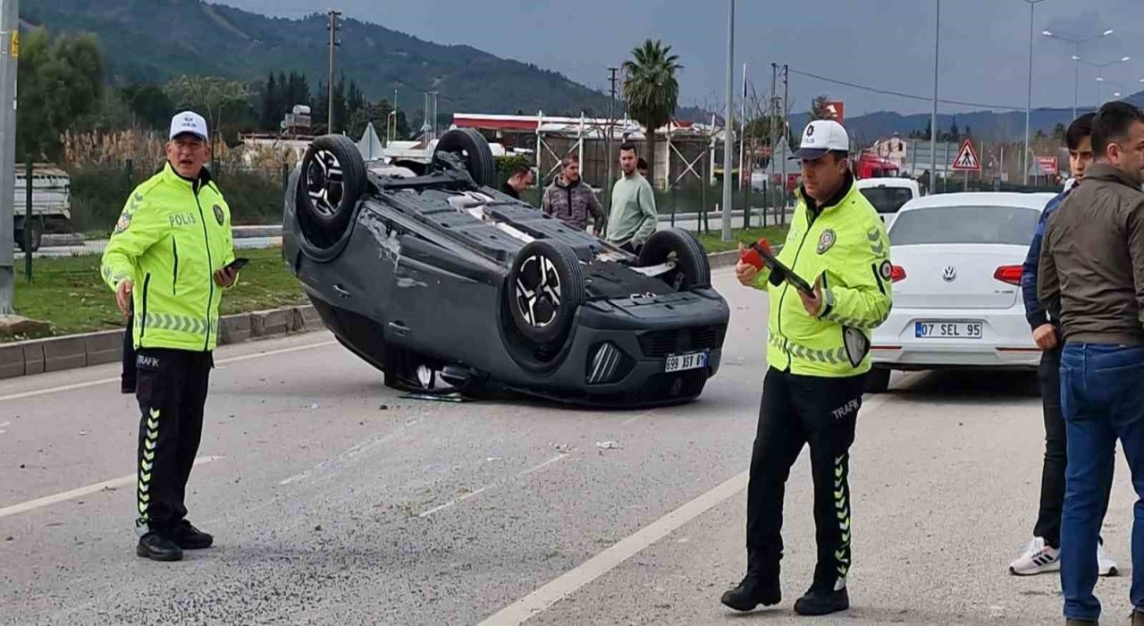 Seydikemerdeki kazada iki araç takla attı