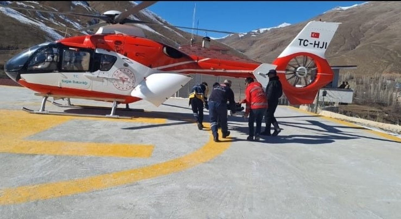 Şırnak ve Bahçesaraydaki hastalar ambulans helikopterle Vana sevk edildi